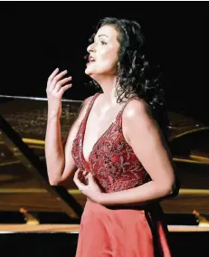  ?? FOTO: JANICKI ?? Luiza Fatyol, Sopranisti­n an der Rheinoper, singt im Schumann-Saal.