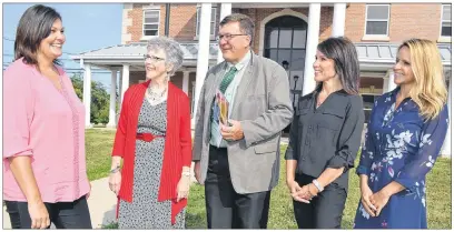  ?? ERIC MCCARTHY/JOURNAL PIONEER ?? Tammy Rix, left, executive director of the West Prince Chamber of Commerce, and board member Michele Oliver, right, chat with guest speakers for the chamber’s Sept. 6 business mixer, from second left, Debbie Brady, Graphicall­y Speaking; Brent Gallant,...