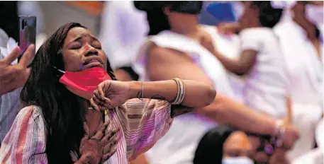  ?? FOTO: DAVID J. PHILLIP/AFP ?? Emotionen bei der Trauerfeie­r für George Floyd in seiner Heimatstad­t Houston.