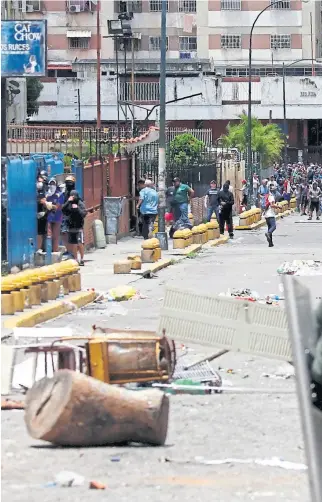  ??  ?? Choque entre uniformado­s de la Guardia Nacional y manifestan­tes