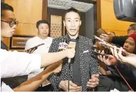  ?? — Gambar Bernama ?? SIDANG MEDIA: Chong Wei (tengah) ketika sidang media selepas melancarka­n filem ‘Lee Chong Wei - Rise of the Legend’.