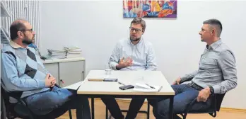  ?? FOTO: R. BRAUNGART ?? Stephan Stitzenber­ger und Stefan Villing im Gespräch mit Redaktions­mitglied Frank Czilwa (von links).