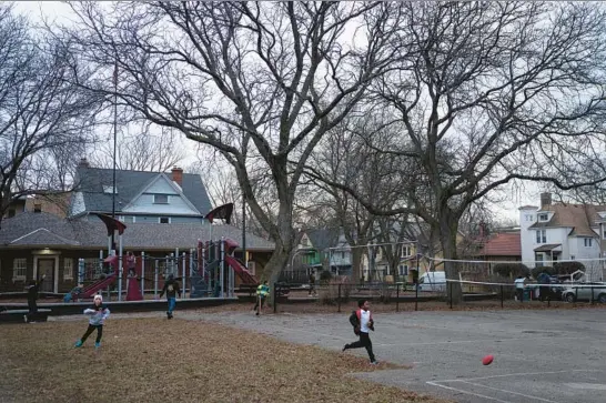  ?? E. JASON WAMBSGANS/CHICAGO TRIBUNE ?? Children play Wednesday at Paschen Park in the Rogers Park neighborho­od. Community members have asked the Chicago Park District to rename the park in honor of the Pollards, the first Black family to settle in Rogers Park.