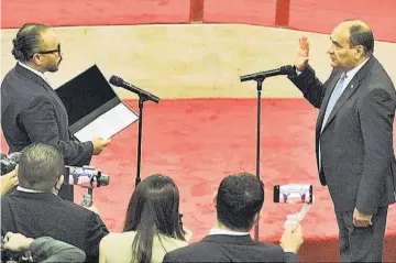  ??  ?? Reelegido. Momento en el que el presidente de la Asamblea Legislativ­a, Ernesto Castro, juramenta a Óscar López Jerez como presidente de la CSJ, por el período 2021-2024.