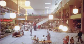  ?? Grey Villet / Time Life Pictures via Getty Images / The LIFE Picture Collection via Getty Images ?? Shoppers in mid- century Minnesota explore the country’s first indoor shopping mall.