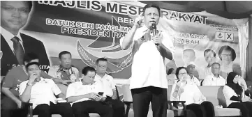  ??  ?? Shafie speaking at the ceramah at Mile 1, Apas Road on Sunday night.