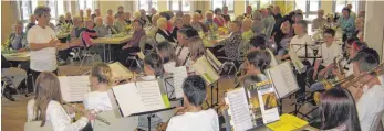  ?? FOTO: BERNHARD MAGG ?? Begeistert und begeistern­d spielte die Bläserklas­se unter Leitung von Helga Baltzer den Senioren auf.