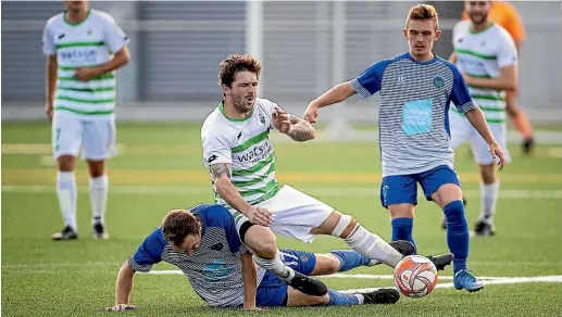  ?? PHOTOS: WARWICK SMITH/STUFF ?? Marist’s Adam Gill, centre, competes for the ball with Gisborne’s Tonek Frooms during their clash on Saturday.