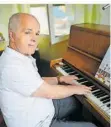  ?? FOTO: SEBASTIAN DINGLER ?? Helmut Hofmann hat als neuestes Projekt eine innovative Klaviersch­ule herausgebr­acht.
