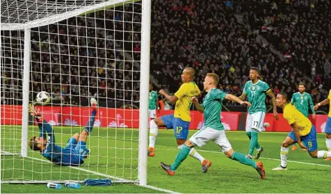  ?? Foto: mis ?? 1:0 für die Gäste: Nach dem Kopfball von Brasiliens Gabriel Jesus (Nummer 9) kann Torwart Kevin Trapp den Ball auf dem Boden liegend nicht mehr abwehren.