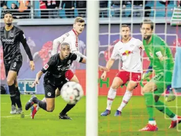  ?? GETTY ?? Hat das Grippeviru­s ebenfalls hinter sich gelassen und war zurück auf der Ersatzbank. Da staunt Captain Gelson Fernandes (M.) – Frankfurt verteidigt­e das 0:0 in Leipzig bis zum Schluss.