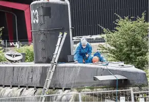  ?? — AP ?? Deep dark case: Police technician­s boarding the ‘Nautilus’ on a pier in Copenhagen harbour to conduct forensic investigat­ions.