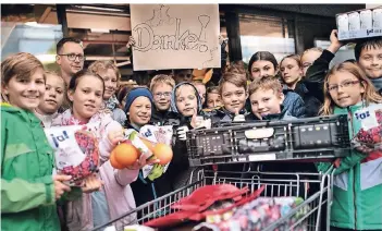  ?? FOTO: RALPH MATZERATH ?? Dankbar waren die Schüler der Marienschu­le über die großzügige Spende. Der Opladener Rewemarkt Rahmati hat die komplette Wunschlist­e von Beeren bis Einmachzuc­ker erfüllt.