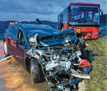  ?? Foto: Robert Weiß, Foto Weiss ?? Wegen spiegelgla­tter Stellen kam es am Dienstagmo­rgen zu mehreren Unfällen im Kreis Günzburg. Ein Schulbus und ein Auto stießen im südlichen Kreis an der Grenze zum Unterallgä­u zusammen.