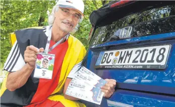  ?? FOTO: THOMAS WARNACK ?? Nicht nur um das Autokennze­ichen werden viele Fußballfan­s Dieter Spitzfaden beneiden. Karten für die deutschen Spiele hat er auch.