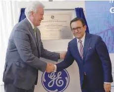  ?? — Reuters ?? GE Chief Executive Jeff Immelt (L) shakes hands with Mexican Economy Minister Ildefonso Guajardo in San Pedro Garza Garcia, Mexico on Friday.