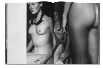  ??  ?? IN ALTO E QUI SOPRA. Alcune pagine dell’editoriale “Homosapien­s Modernus” del fotografo e regista svedese Mikael Jansson per “Dutch Magazine”, 1998, che ritrae modelli nudi. AL CENTRO . Uno scatto della campagna di Collier Schorr per Saint Laurent.