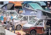  ?? FOTO: DPA ?? Kompakte Fahrzeuge wie der neue Volkswagen California 6.1 sind bei den Camping-Fans besonders beliebt.