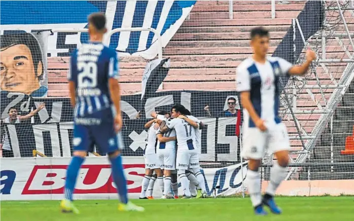  ?? (GENTILEZA LOS ANDES) ?? Abrazo de gol. Moreno hizo lucir a Bustos, a Menéndez y a Fragapane. Los asistió, tuvo tres mano a mano y fue figura del juego. Es un Dayro más cerebral que goleador.