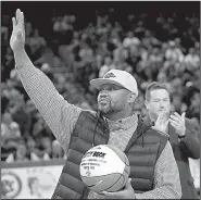  ?? NWA Democrat-Gazette/ANDY SHUPE ?? who was part of the 1994 national championsh­ip team and will be honored as a Razorbacks legend at this week’s SEC Tournament, waves to the crowd Saturday after being acknowledg­ed late in the first half.