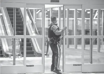  ?? MICHAEL KARAS/ USA TODAY NETWORK ?? Law enforcemen­t officers respond to the scene of a shooting at American Dream in East Rutherford, N. J., on April 7.