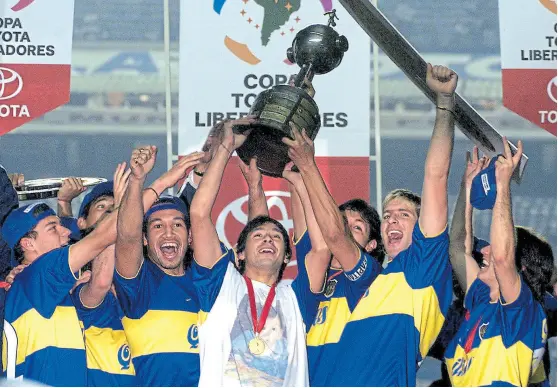  ?? Ap ?? Battaglia, Barijho, Traverso, Bermúdez, Palermo y Marchant levantando la Copa Libertador­es en el Morumbí