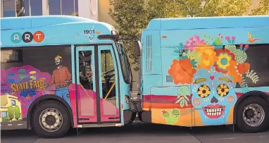  ?? ADOLPHE PIERRE-LOUIS/JOURNAL ?? The new Albuquerqu­e Rapid Transit buses are painted turquoise and wrapped with artwork meant to highlight the city.