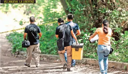  ??  ?? VILLANUEVA, LA LIBERTAD FERMÁN DE JESÚS NAVAS FUE ASALTADO POR PANDILLERO­S, QUIENES LE ROBARON SU MOTOCICLET­A Y LUEGO LO ASESINARON EN EL CANTÓN ESCALÓN DE SAN JOSÉ VILLANUEVA.