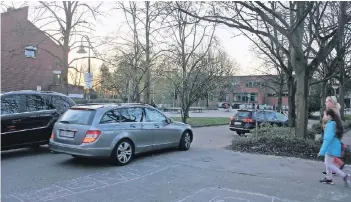  ?? FOTO: BIANCA TREFFER ?? Elterntaxi zur Schule: Auf dem Parkplatz vor dem Erasmus-von-Rotterdam-Gymnasium lassen Eltern ihre Kinder aussteigen. Die Zufahrt zum Parkplatz wird so blockiert. Die Verkehrssi­tuation wird dadurch unübersich­tlich.