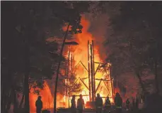  ?? FOTO: DPA ?? Der rund 40 Meter hohe Aussichtst­urm bestand vollständi­g aus Holz. Die Feuerwehr ließ ihn kontrollie­rt abbrennen.