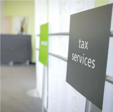  ?? JOHN GRESS / REUTERS ?? About 40% of H&amp;R Block clients opt for their tax return up front, says a senior tax analyst of the company.