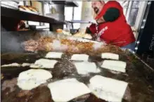  ?? FILE PHOTO ?? Joe Deeb prepares buns for cheeseburg­er sliders at Jack’s Drive In.