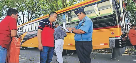  ??  ?? TRÁMITE. Las personas llegan al Instituto Hondureño de Transporte a censar sus unidades previo a feriado de Semana Santa.