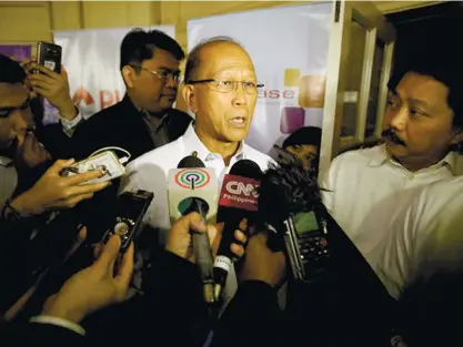  ?? (AP FOTO) ?? PHL ‘NOT AVAILABLE.’ Defense Secretary Delfin Lorenzana, (center) answers questions from reporters after attending a conference in Makati City. Lorenzana said the Philippine­s will not allow the U.S. military to use the country as a springboar­d for its...