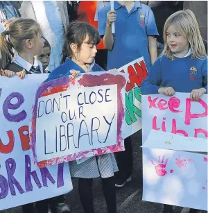  ?? Picture: Dougie Nicolson. ?? Pupils campaignin­g to keep the library at Lundin Links open last October.