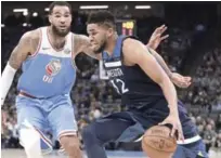  ?? AP ?? Karl-Anthony Towns, de Minnesota, maneja el balón ante la defensa de Willie Cauley-Stein, de Sacramento, en el segundo cuarto del partido del lunes en la NBA.