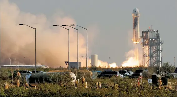  ??  ?? New Shepard, donde iba adosada la cápsula espacial, despegó de la base de Blue Origin en Van Horn, Texas