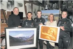  ?? FOTO: BJØRN BORGE ?? AUKSJON: Kunstner Johnny Andvik sammen med Melanie Bak, Rikke Marie Grave, Eli Ducros og Martha Garsjø, og to av bildene som Gjerpen får i gave til auksjon.