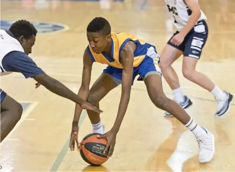  ?? Photos: Kevin Farmer ?? HUSTLE PLAY: Mutsa Zimbwa takes control of the loose ball for Towoomba Grammar School in their AAG Cup semi-final encounter against St Mary’s College.