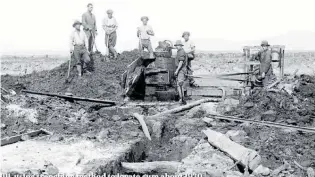  ??  ?? Gumdiggers at Ahipara c1930.