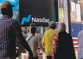  ?? MICHAEL NAGLE BLOOMBERG ?? The S&P 500 fell 25.40, or 0.6 percent, for its second straight fall. The Dow fell 0.1 percent, while the Nasdaq composite dropped 1 percent.