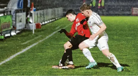  ?? Foto: Adrian Goldberg ?? Gegen den TSV Bobingen hielt der TSV Aindling (rote Trikots) noch die Null, gegen Pfaffenhof­en gab es drei Gegentreff­er.