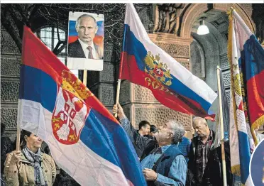  ?? ?? Pro-russische Demos in Belgrad: Präsident Aleksandar Vučić befeuert die Polarisier­ung der Bevölkerun­g