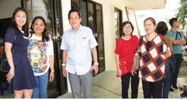  ??  ?? DR. MAE J. Dolendo welcomes the Bangayan family