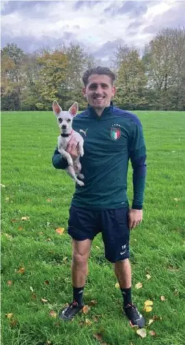  ?? FOTO RR ?? Adriano Bertaccini met zijn hondje.
