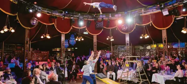  ?? Fotos: Peter Fastl ?? Akrobatik auf engstem Raum präsentier­en die Künstler in Schuhbecks Teatro-zelt. Der bekannte Koch gastiert bis zum 20. Januar mit seinem Spiegelzel­t im Riedingerp­ark.