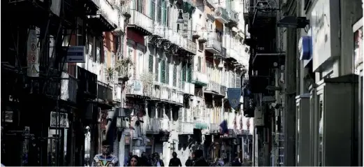  ??  ?? La via Chiaia, à Naples, est devenue une rue populaire. Dans « l’Amie prodigieus­e », c’est un quartier bourgeois où les deux jeunes filles s’aventurent.