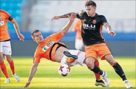  ??  ?? BUEN ARRANQUE. Santi Mina, ayer, intenta cortar una jugada. El gallego marcó el primer gol.