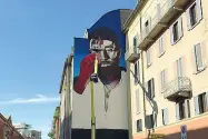  ??  ?? Murale Il ritratto del rapper Mecna in via Festa del Perdono