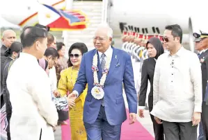  ??  ?? NAJIB dan Rosmah tiba di Lapangan Terbang Antarabang­sa Clark bagi menghadiri Sidang Kemuncak ASEAN ke-31 dan Sidang Kemuncak berkaitan yang bermula di Manila, semalam. — Gambar Bernama